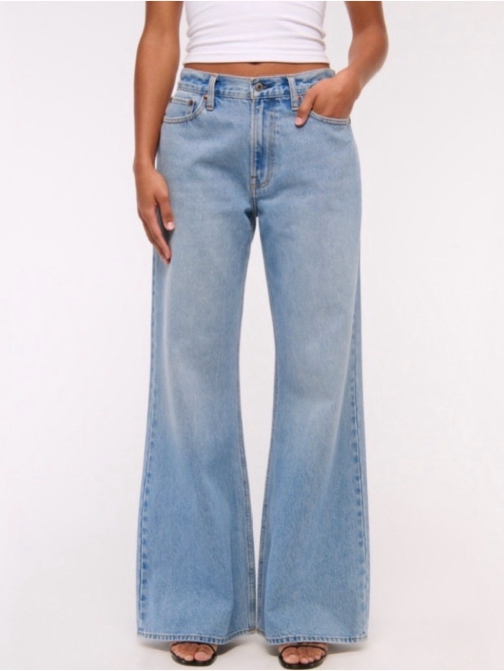 NWT Abercrombie & Fitch Mid Rise Baggy Bootcut Jean size 28 Long in Medium Wash